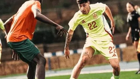 “揭秘亚冬会闭幕盛典：璀璨冰灯与阳台音乐盛宴，欢声笑语中难舍离别！央视新闻客户端独家呈现”